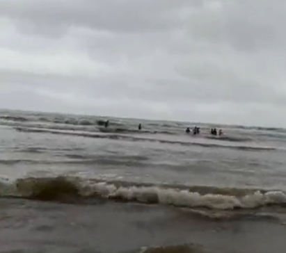 Có 10 người được vớt lên bờ nhưng 4 người tử vong.