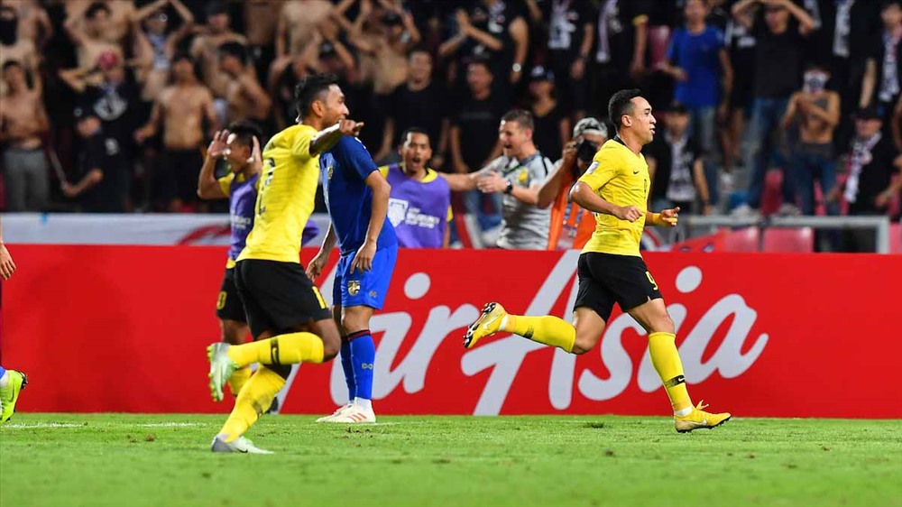 U15 Malaysia “nhại” lại cách ăn mừng của các đàn anh ĐT Malaysia sau khi đánh bại ĐT Thái Lan ở bán kết AFF Cup 2018. Ảnh: AFF