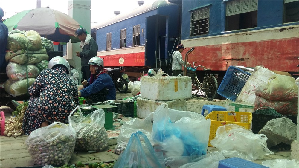 Phiên chợ tạm bên đường tàu. Ảnh: Nguyễn Hùng