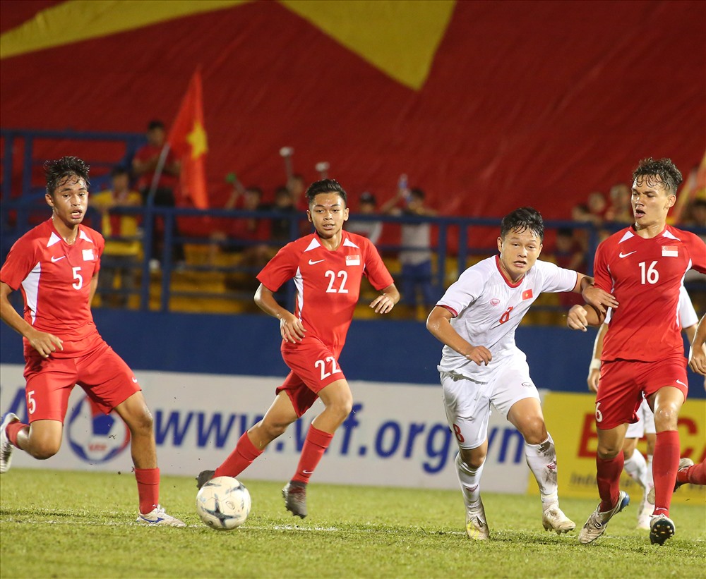 U18 Singapore chỉ biết co cụm phòng ngự trước quyết tâm cao độ của U18 Việt Nam. Ảnh: Hữu Phạm