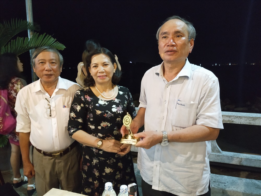 Bà Lê Thanh Tiền trao tặng biểu trưng của tỉnh Tiền Giang cho LĐLĐ tỉnh Khánh Hòa.