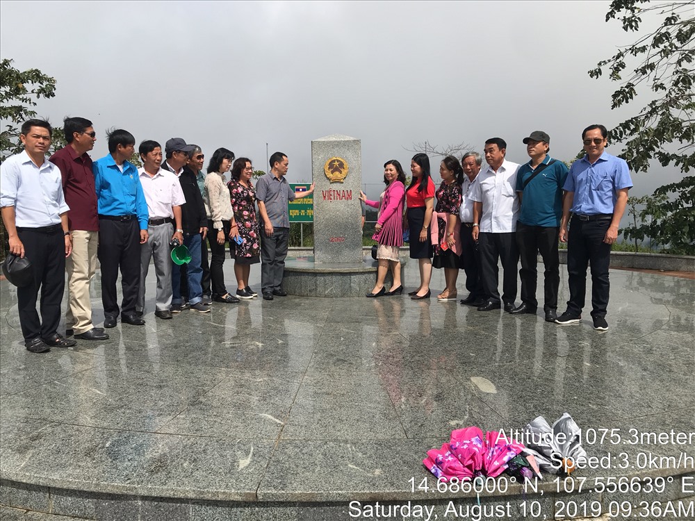 Cùng LĐLĐ tỉnh Kon Tum thăm cột mốt biên giới 3 nước Việt Nam - Lào - Campuchia.