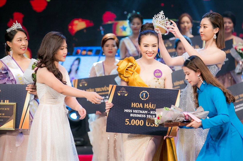 Hoa hậu Đỗ Mỹ Linh trao vương miện cho Tân Hoa hậu Việt Hàn. Ảnh: HHDN.
