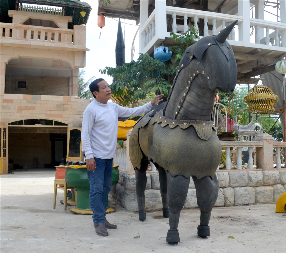 ...đến mô hình những con vật được làm cẩn thận, tỉ mỉ và đầy sáng tạo. Ảnh: Châu Tường