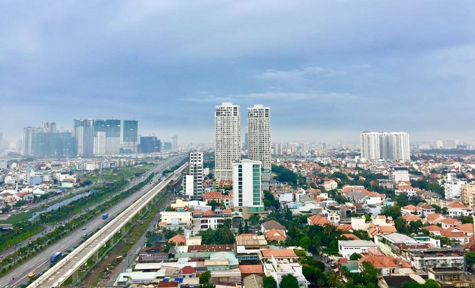 Báo cáo từ JLL Việt Nam chỉ rõ, thị trường nhà ở tại TP HCM và Hà Nội quý II/2019 nguồn cung sụt giảm mạnh, giá nhà tiếp đà leo thang.