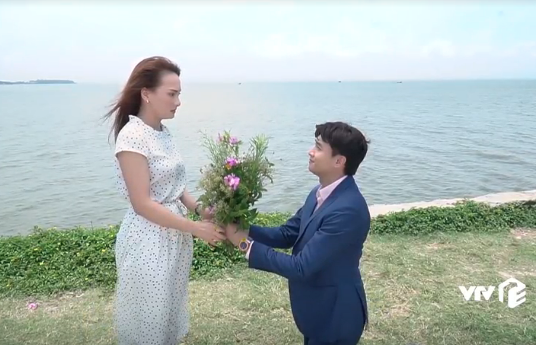 Cảnh Vũ cầu hôn Thư bằng hoa dại. Ảnh cắt từ phim