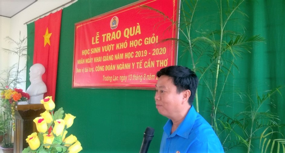 Ông Huỳnh Minh Truyền - Phó Chủ tịch LĐLĐ TP Cần Thơ phát biểu tại buổi trao quà cho các em học sinh nghèo. Ảnh: Phạm Nhân
