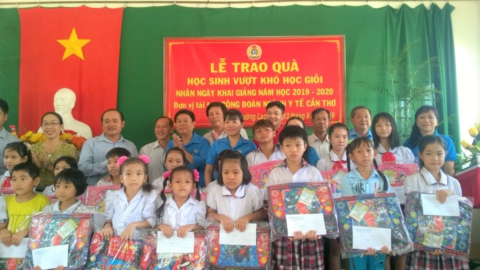 Trao quà cho các em học sinh nghèo tại Trường Tiểu học Nguyễn Tri Phương, Quận Ô Môn, TP Cần Thơ. Ảnh: Phạm Nhân