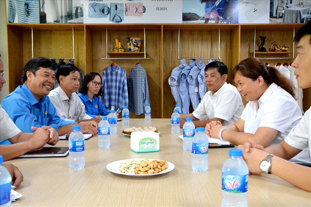 Đoàn công tác LĐLĐ làm việc với DN vốn nước ngoài tại KCN Bình Hòa. Ảnh: Lục Tùng