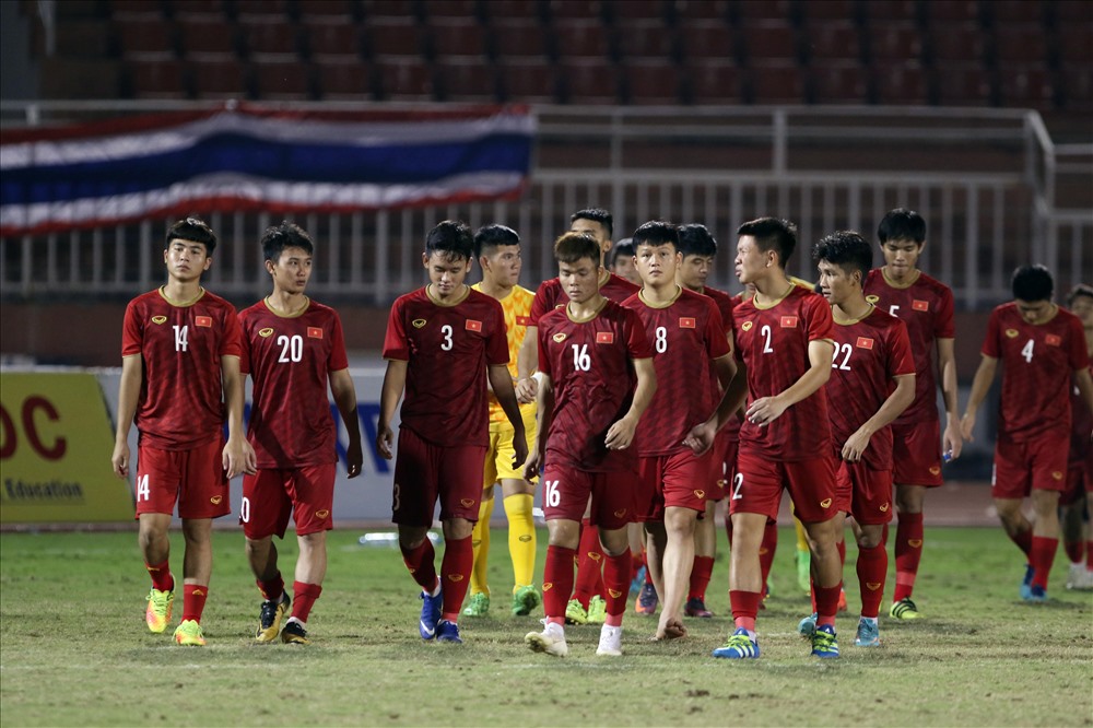 U18 Việt Nam buộc phải thắng U18 Campuchia ở lượt trận cuối với tỉ số đậm, đồng thời U18 Malaysia và U18 Australia sẩy chân mới có vé đi tiếp. Ảnh: Hữu Phạm