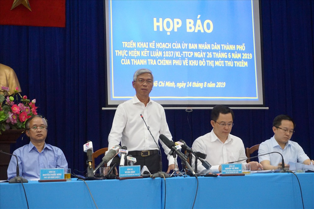Phó chủ tịch UBND TPHCM Võ Văn Hoan trả lời tại buổi họp báo.  Ảnh: M.Q