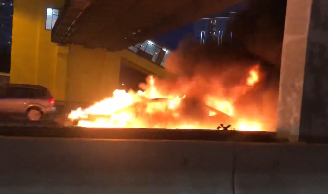 Xe Tesla Model 3 bốc cháy dữ dội ở một đường cao tốc tại Moscow (Nga). Ảnh: Carscoops