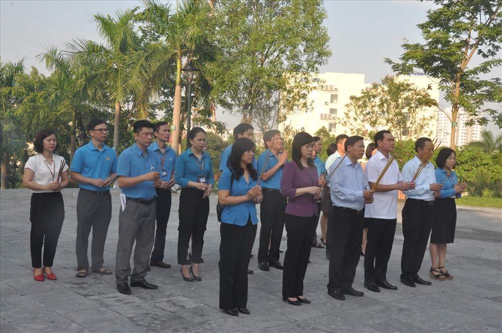Các đồng chí lãnh đạo dâng hương tưởng niệm trước tượng đài đồng chí Hoàng Quốc Việt.