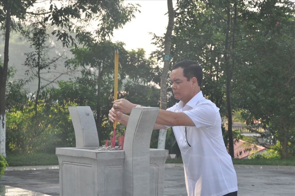 Đồng chí Nguyễn Đình Khang dâng hương tưởng niệm đồng chí Hoàng Quốc Việt.