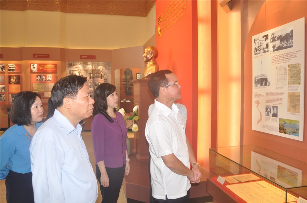 Đồng chí Nguyễn Đình Khang và các đồng chí lãnh đạo tham quan Nhà trưng bày tư liệu, hiện vật về thân thế và sự nghiệp hoạt động cách mạng của đồng chí Hoàng Quốc Việt.
