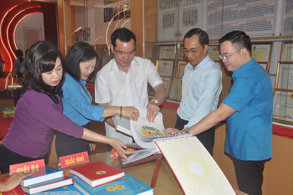 Các đồng chí lãnh đạo thăm Phòng truyền thống LĐLĐ tỉnh Bắc Ninh.