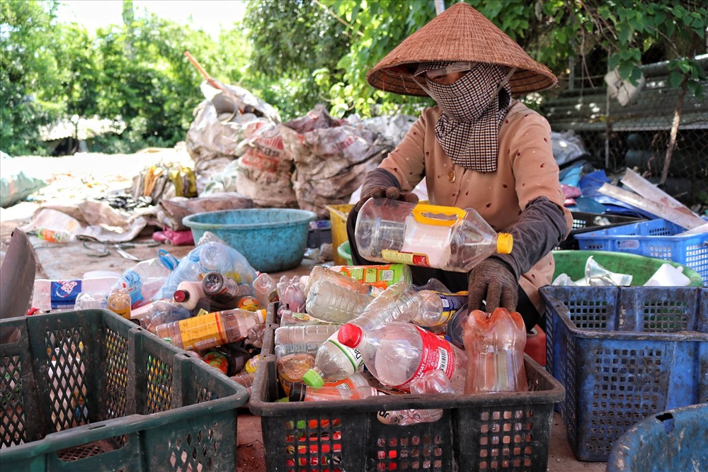 Người dân Xà Cầu sinh sống bằng nghề thu gom, sơ chế rác thải đã nhiều năm nay.