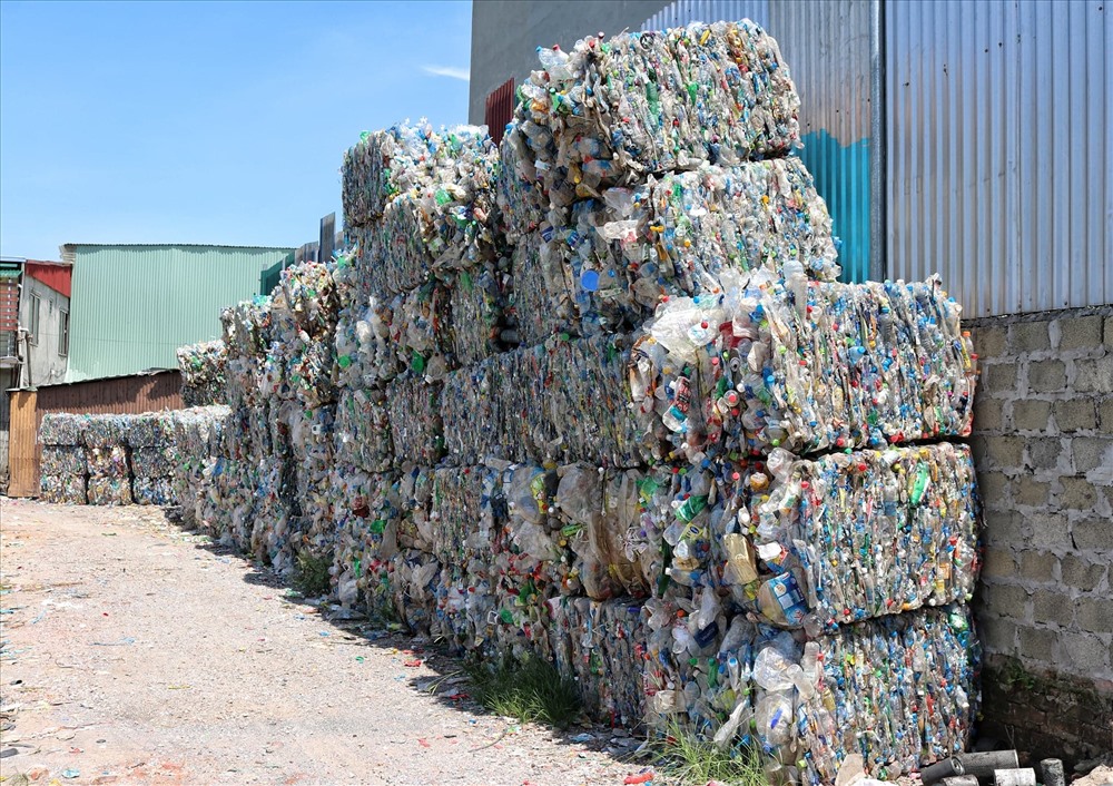 Phế thải nhựa được ép thành từng tảng lớn chất thành đống lớn. Ảnh: TH.
