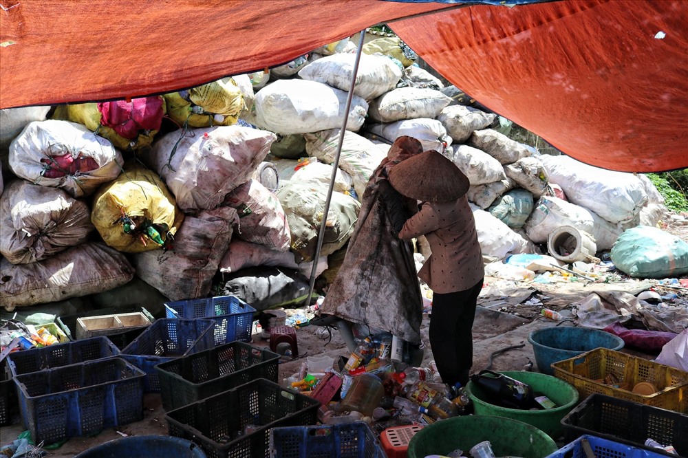 Hàng trăm tấn rác bủa vây đời sống của người dân nơi đây.