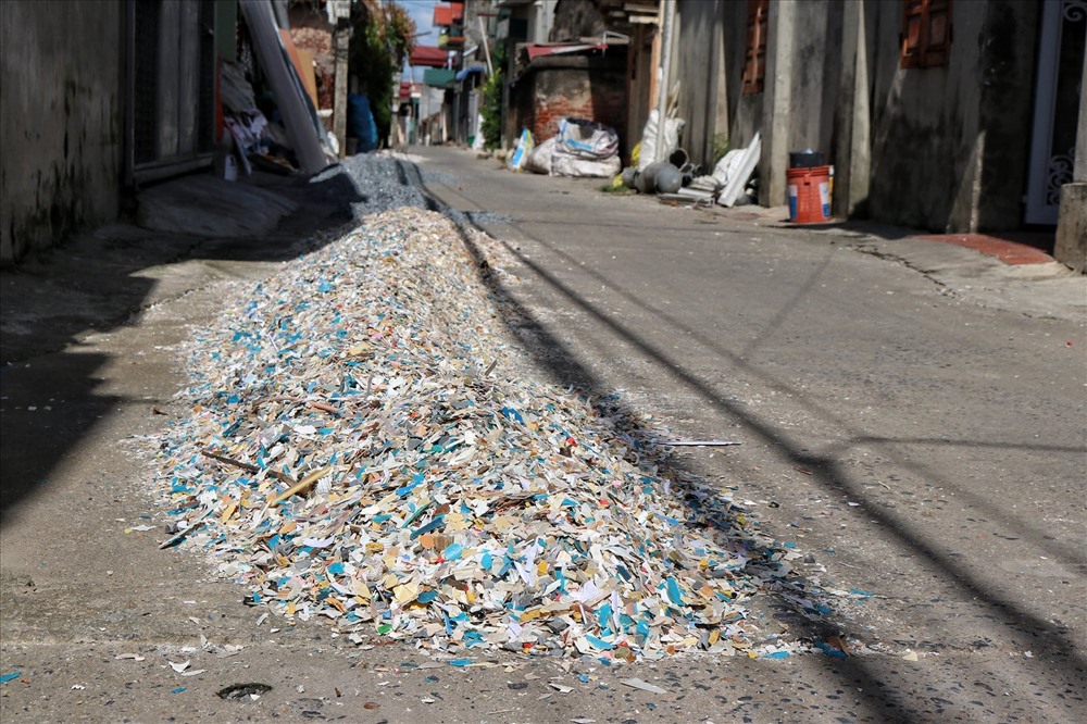 Nhiều loại nhựa đặc thù được nghiền thành mảnh vụn để tái chế.
