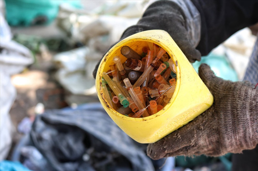 Khi phân loại rác nếu không cẩn thận sẽ bị thương bởi các vật nhọn, kim tiêm, mảnh thủy tinh...