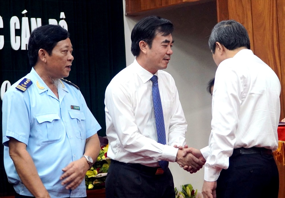 Ông Nguyễn Lương Bình (thứ 2 từ trái sang) được bầu làm Phó Chủ tịch HĐND tỉnh Quảng Bình khóa XVII. Ảnh: Lê Phi Long