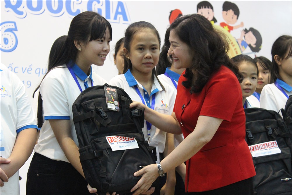 Thứ trưởng Nguyễn Thị Hà trao quà cho các bạn nhỏ tham gia diễn đàn.