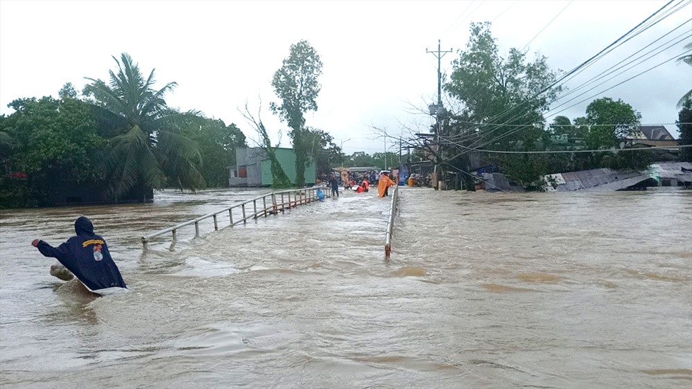 Đang giai đoạn thời tiết El Nino, nhưng huyện Phú Quốc (Kiên Giang) lại bị mưa bão gây ngập lụt. Ảnh: LT