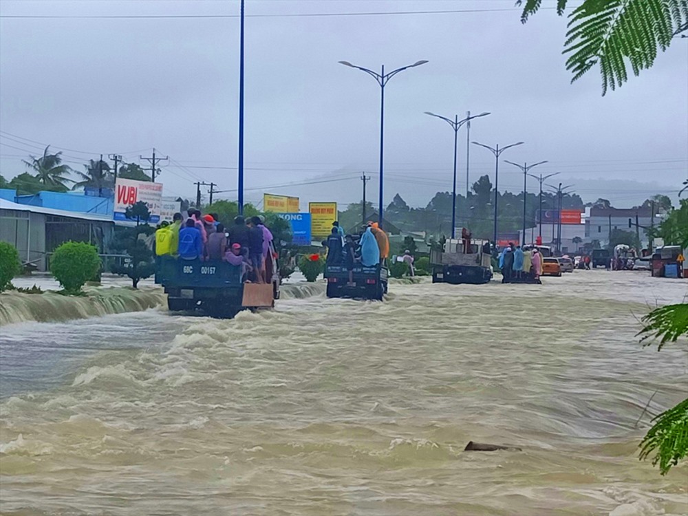 Chính quyền huyện Phú Quốc (Kiên Giang) tổ chức đưa dân vùng ngập lụt di dời đến nơi an toàn. Ảnh: LT