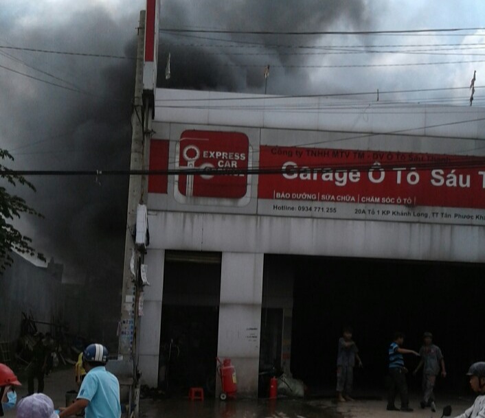 Vụ cháy gara ô tô khiến người dân sát bên hoảng sợ.