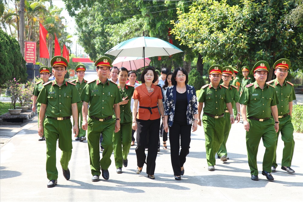Phó chủ tịch nước Đặng Thị Ngọc Thịnh và đoàn công tác thăm khu ăn nghỉ của học sinh. Ảnh: NT