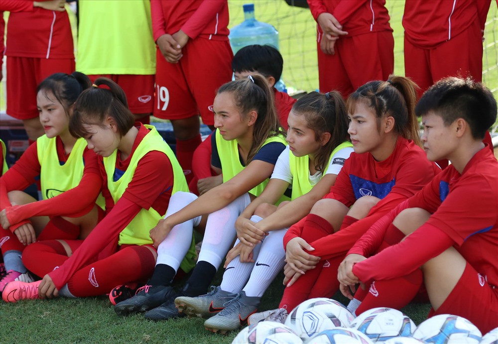 Chiều nay 15.8, hai chị em Lê Chelsea và Lê Kyah đã có buổi tập thứ 2 cùng ĐT U19 nữ Việt Nam trên sân tập Trung tâm đào tạo Bóng đá trẻ Việt Nam – VFF.
