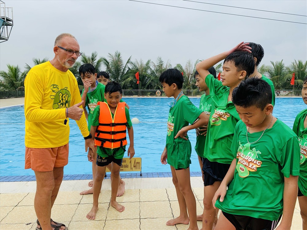 Đông Triều mời cả chuyên gia nước ngoài về huấn luyện bơi cho học sinh. Ảnh: Thanh Tùng