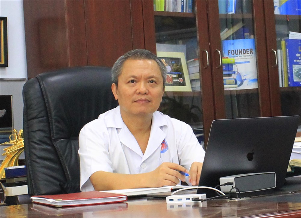 GS Lê Ngọc Thành - Giám đốc Bệnh viện E trả lời báo Lao Động. Ảnh: T.Xuân