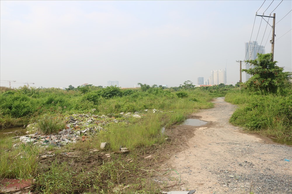 Hiện Thủ Thiêm có nhiều khu đất trống “bỏ hoang” là đất của dự án công trình công cộng. Ảnh: Huân Cao