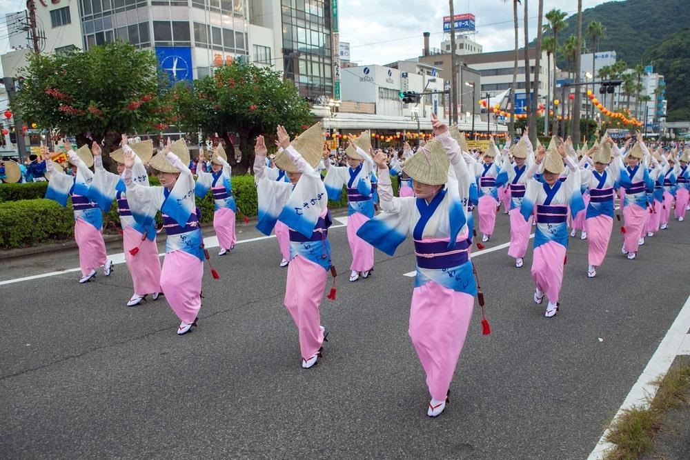 Điểm độc đáo còn nằm ở điệu nhảy Bon Odori được thực hiện như một phương tiện để thể hiện niềm vui và hạnh phúc.