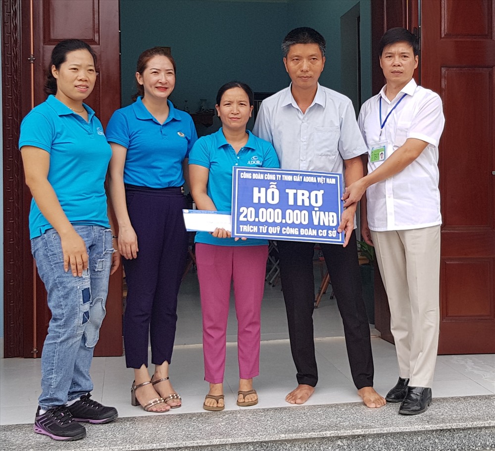 Đại diện CĐ Công ty TNHH giầy ADORA Việt Nam troa tiền hỗ trợ cho gia đình chị Phạm Thị Lan. Ảnh: NT