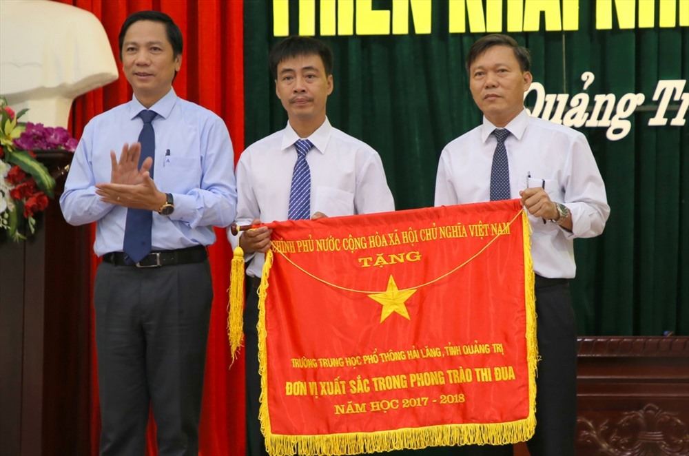 Trường THPT Hải Lăng đón nhận cờ thi đua “Đơn vị xuất sắc trong phong trào thi đua năm học 2017-2018” của Chính phủ. Ảnh: Hưng Thơ.