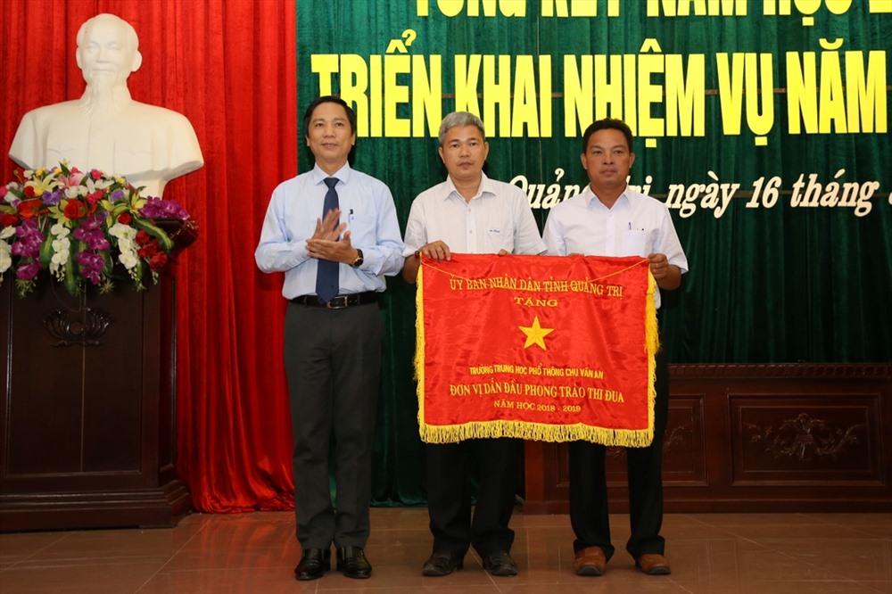 Trường THPT Chu Văn An nhận cờ thi đua “Đơn vị dẫn đầu trong phong trào thi đua năm học 2018-2019” của UBND tỉnh Quảng Trị. Ảnh: Hưng Thơ.