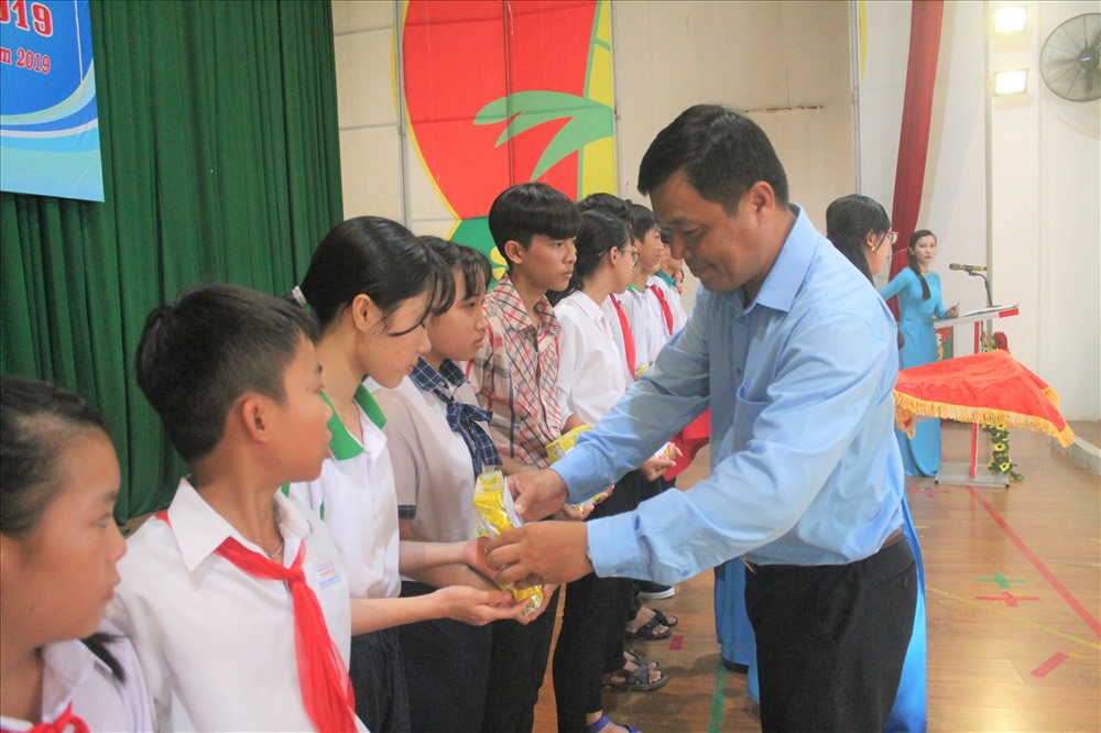 Ông Phan Văn Nhớ - Chủ tịch LĐLĐ TP Vị Thanh, tỉnh Hậu Giang - trao quà cho các em học sinh nghèo có hoàn cảnh khó khăn. Ảnh: Thành Nhân