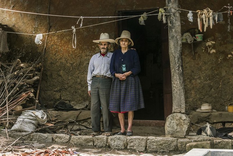 Một cặp đôi đã lớn tuổi ở tỉnh Sucre, Peru. Mặc dù họ có khoảng thời gian khó khăn khi người chồng bị mất trí nhớ nhưng người vợ luôn ở bên và chăm sóc ông.