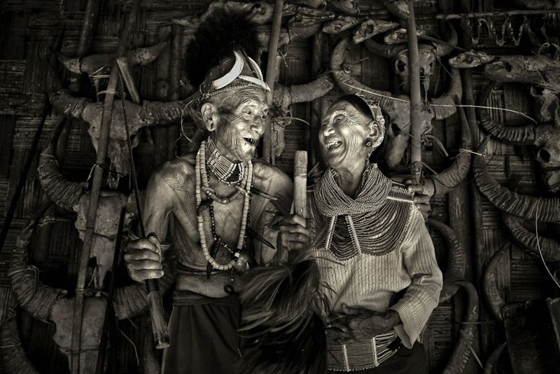 Bức ảnh chân dung 2 thành viên của một trong những bộ lạc lâu đời nhất tại Ấn Độ - bộ lạc Konyac. Người phụ nữ bên phải - 96 tuổi, từng là nữ hoàng của bộ lạc và người đàn ông bên cạnh - 103 tuổi từng là người bảo vệ của bà. Hai người sau đó đã yêu nhau và họ hiện là những thành viên lớn tuổi nhất của bộ lạc này.