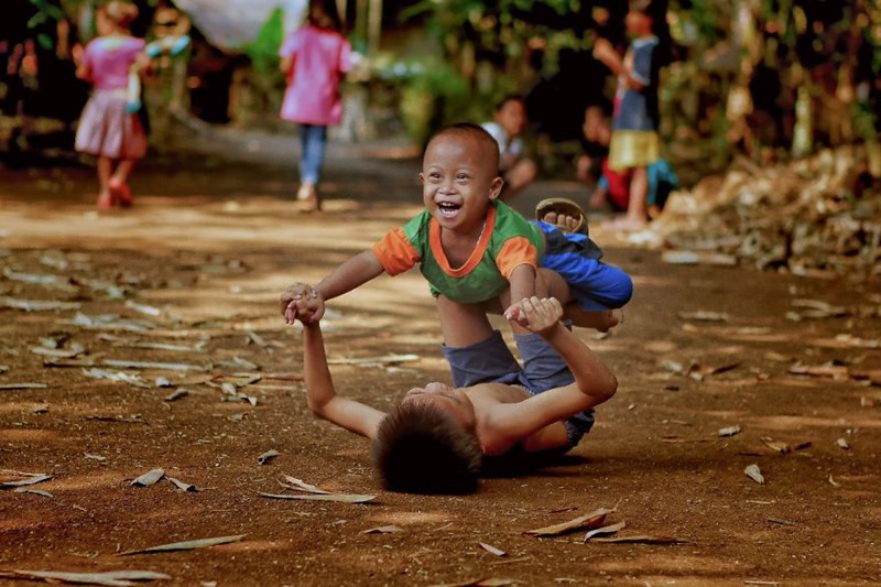 Bức ảnh về tình anh em cho thấy khoảnh khắc chơi đùa vui vẻ của 2 cậu bé.
