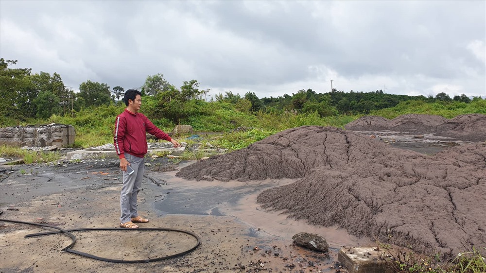 Khu vực mỏ đá 4A thuộc xã Đắk Nia bị kẻ xấu đổ hàng trăm tấn chất thải “lạ” ra môi trường.