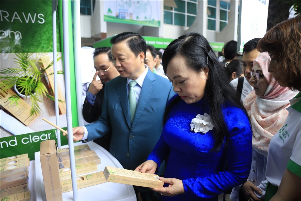 Bộ trưởng Bộ Tài Nguyên và Môi trường Trần Hồng Hà, Bộ trưởng Bộ Y tế Nguyễn Thị Kim Tiến tham quan các gian hàng sản phẩm thân thiện với môi trường.