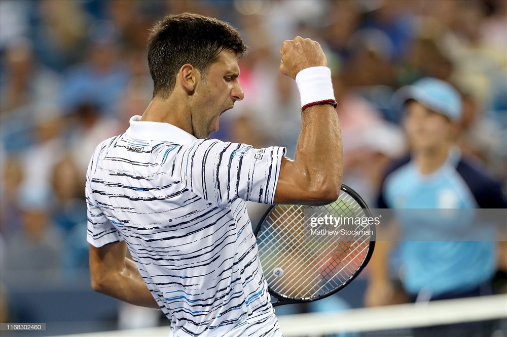 Djokovic mướt mồ hôi trước sự lì lợm của đối thủ. Ảnh: Getty.