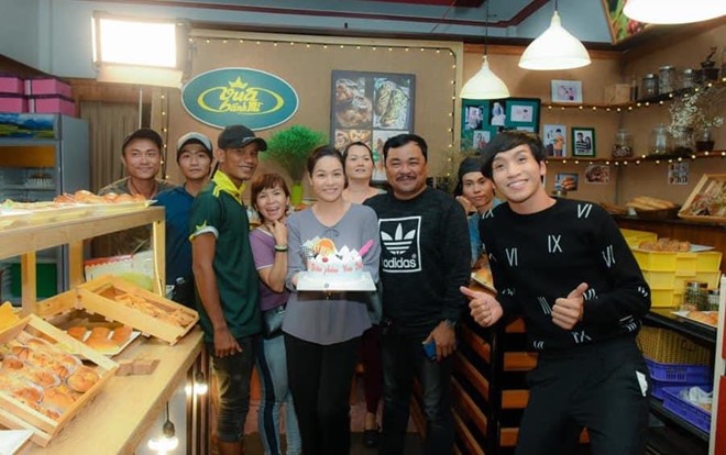 Đoàn làm phim chúc mừng sinh nhật Kim Anh trên phim trường. Ảnh: FBNV