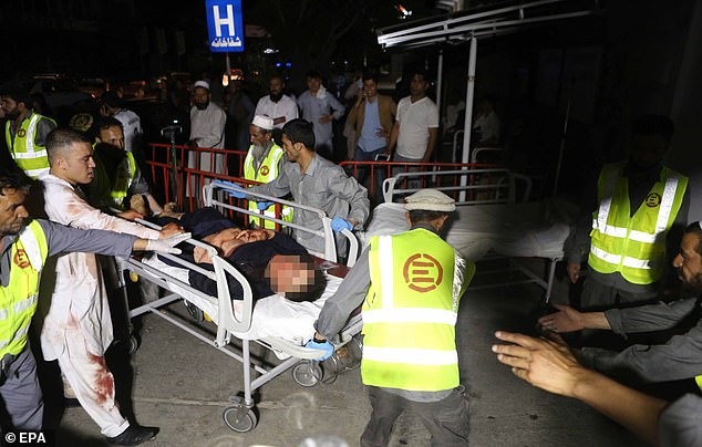 Những người bị thương được đưa tới bệnh viện để điều trị.
