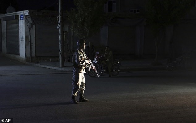 Một cảnh sát Afghanistan đứng gác bên ngoài sảnh cưới sau vụ nổ ở Kabul