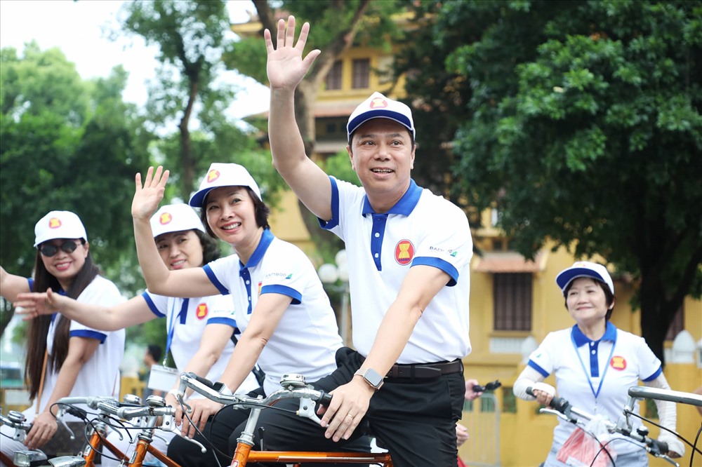 Thứ trưởng Ngoại giao Nguyễn Quốc Dũng tham gia đạp xe đạp Ngày Gia đình ASEAN và các Đối tác năm 2019. Ảnh: Tô Thế.